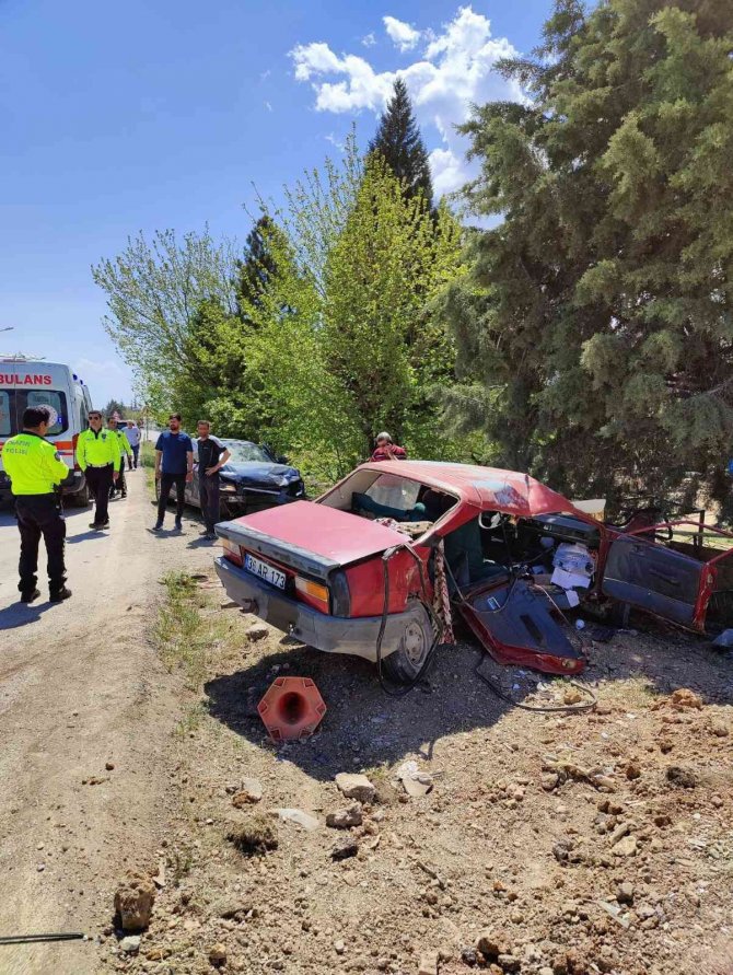 Sabıkalı kavşakta yeni bir kırmızı ışık kazası
