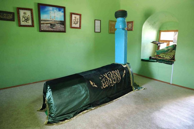 Şeyh Memiş Efendi Türbesi sandukasının yeni örtüsü KOMEK’ten