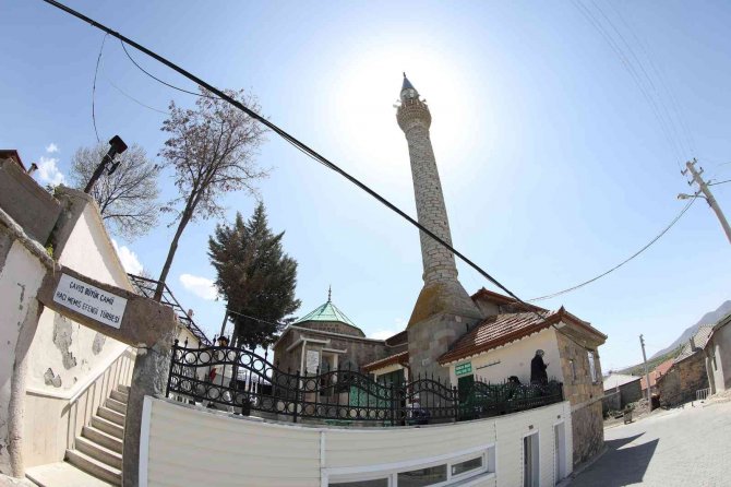 Şeyh Memiş Efendi Türbesi sandukasının yeni örtüsü KOMEK’ten