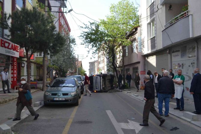 Ters yöne giren araç önce otomobile sonra ağaca çarptı