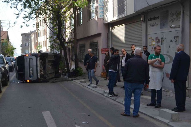 Ters yöne giren araç önce otomobile sonra ağaca çarptı