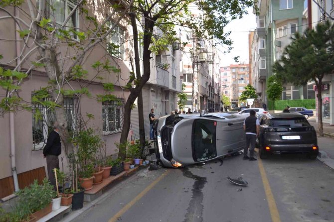 Ters yöne giren araç önce otomobile sonra ağaca çarptı