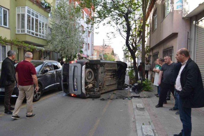 Ters yöne giren araç önce otomobile sonra ağaca çarptı