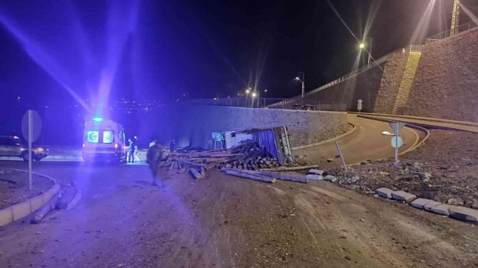 Tomruk yüklü kamyon devrildi: 1 yaralı