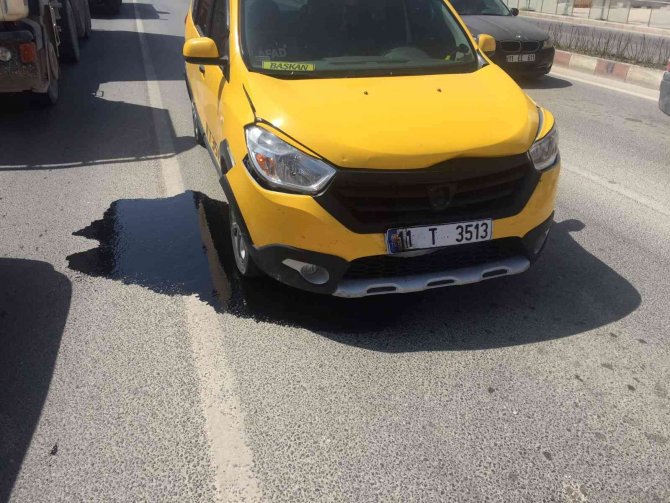 Trafik ışıklarında 3 aracın karıştığı kaza