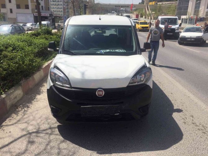 Trafik ışıklarında 3 aracın karıştığı kaza