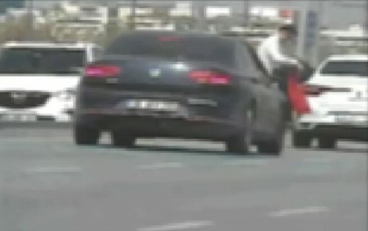 Trafikte aracını durdurup yerdeki Türk bayrağını aldı