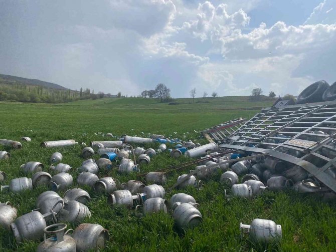Tüp dolu tır devrildi, 1 kişi yaralandı