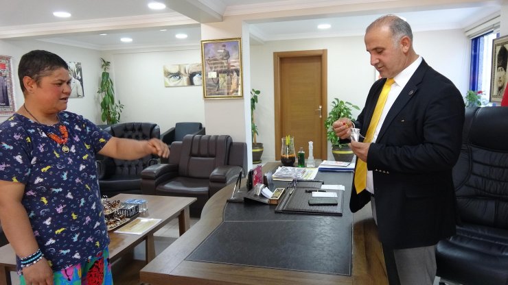 Yolda bulduğu içinde altın olan keseyi belediyeye teslim etti