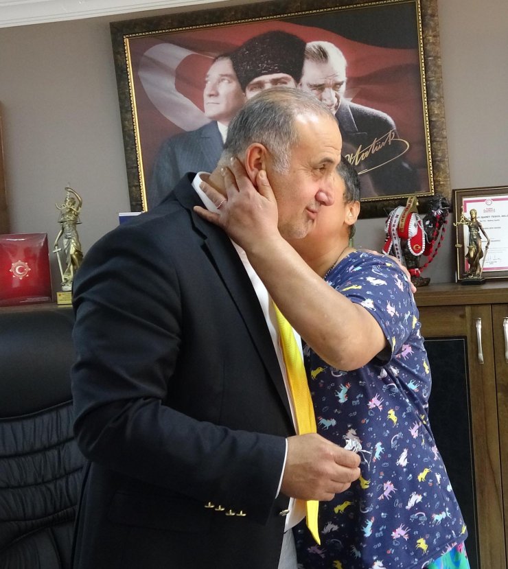 Yolda bulduğu içinde altın olan keseyi belediyeye teslim etti