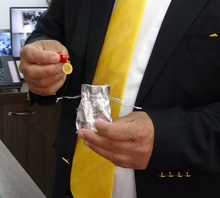 Yolda bulduğu içinde altın olan keseyi belediyeye teslim etti