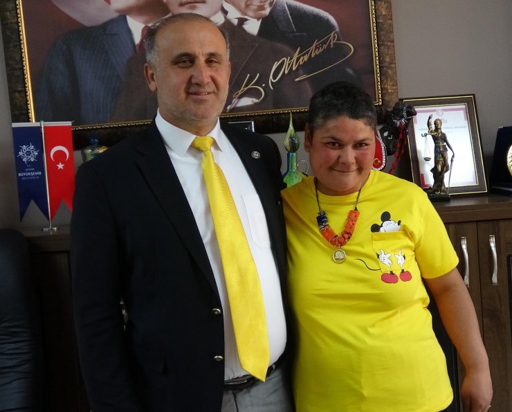 Yolda bulduğu içinde altın olan keseyi belediyeye teslim etti