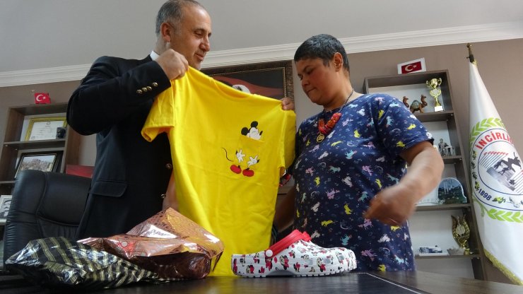 Yolda bulduğu içinde altın olan keseyi belediyeye teslim etti