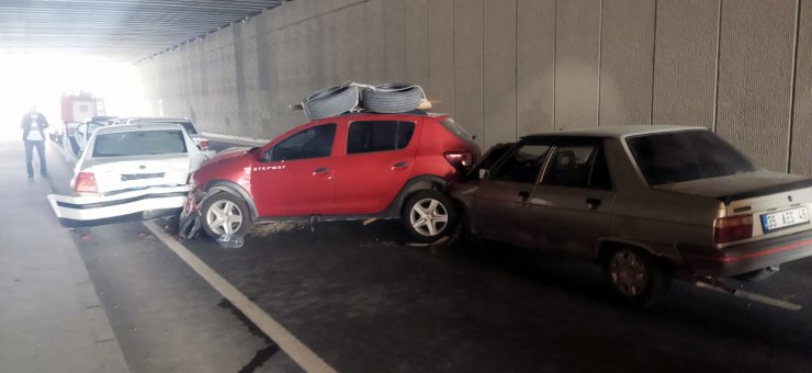 Alt geçitte 6 aracın karıştığı zincirleme kaza: 11 yaralı
