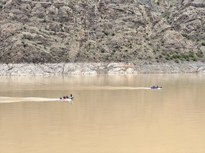 Trafik kazasında suya kapılan kişiyi arama çalışmaları sürüyor