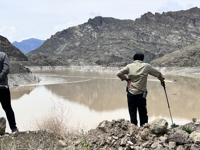 Trafik kazasında suya kapılan kişiyi arama çalışmaları sürüyor