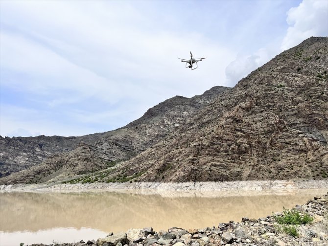 Trafik kazasında suya kapılan kişiyi arama çalışmaları sürüyor