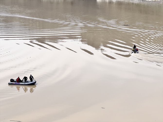 Trafik kazasında suya kapılan kişiyi arama çalışmaları sürüyor