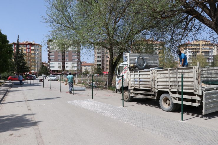 Arsalarından geçen yolun bir bölümünü tel örgüyle kapattılar