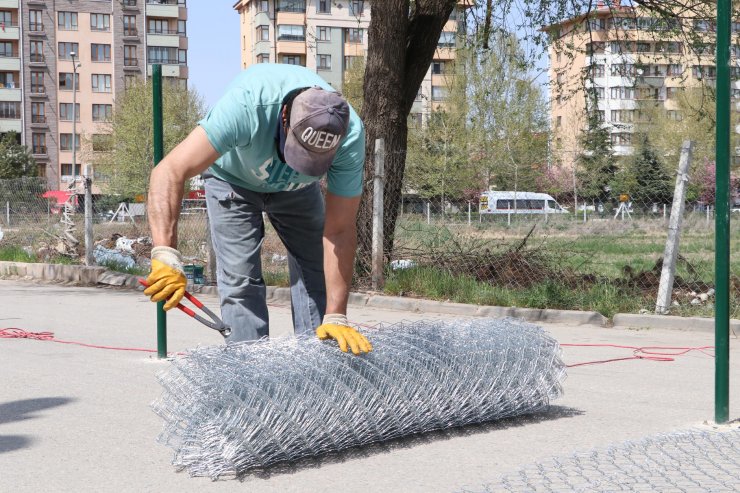 Arsalarından geçen yolun bir bölümünü tel örgüyle kapattılar