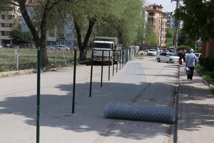 Arsalarından geçen yolun bir bölümünü tel örgüyle kapattılar