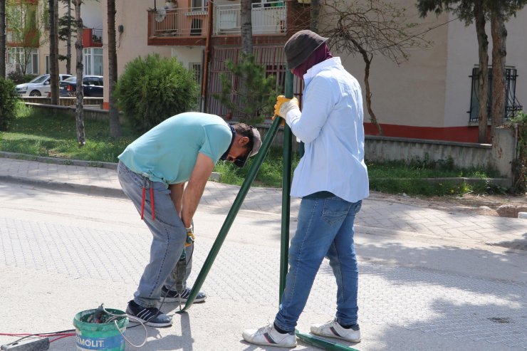 Arsalarından geçen yolun bir bölümünü tel örgüyle kapattılar