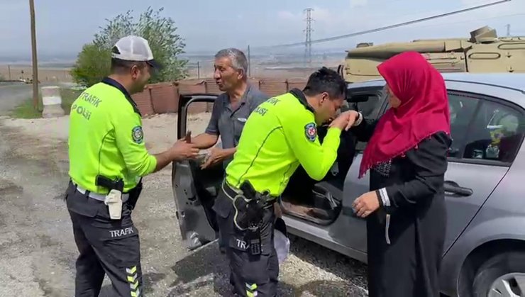 Babasının otomobilinde emniyet kemeri denetimi yaptı