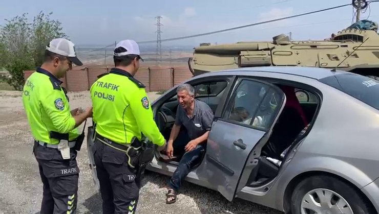 Babasının otomobilinde emniyet kemeri denetimi yaptı