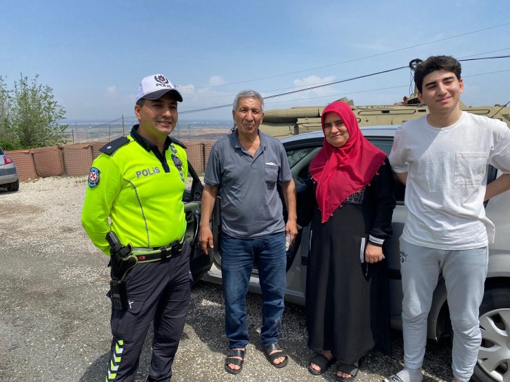 Babasının otomobilinde emniyet kemeri denetimi yaptı