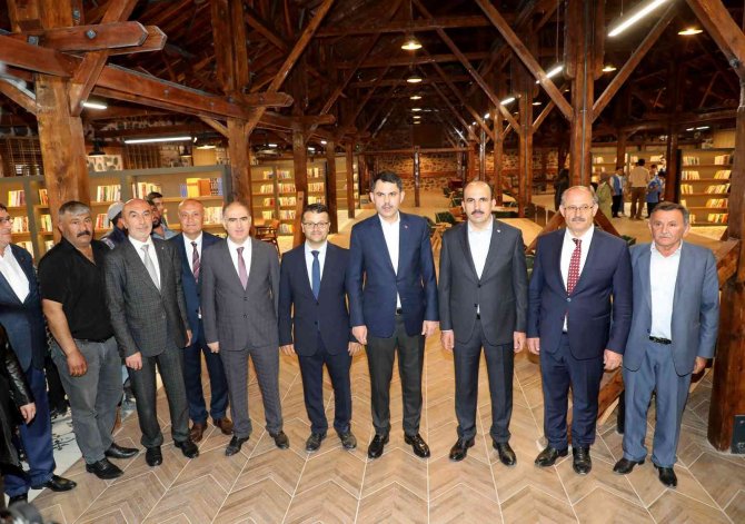 Bakan Kurum Konya'da kitap kafeyi inceledi
