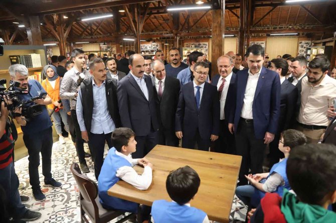 Bakan Kurum Konya'da kitap kafeyi inceledi
