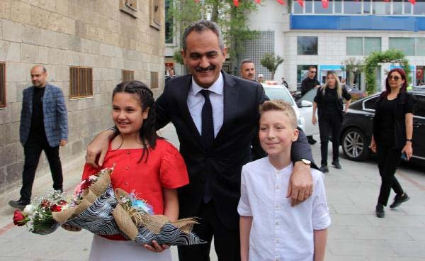 Bakan Özer: Salgınlarda son kapatılması gereken yer, okullar