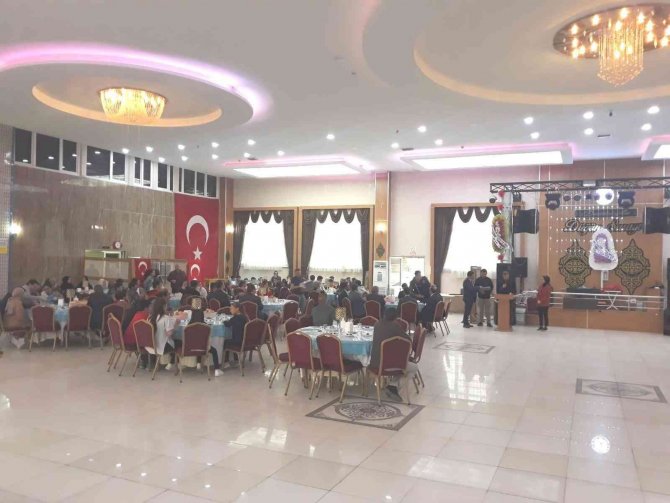 Başarılı öğrencilere iftar yemeği verildi