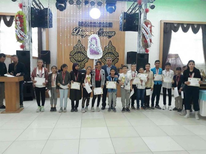 Başarılı öğrencilere iftar yemeği verildi