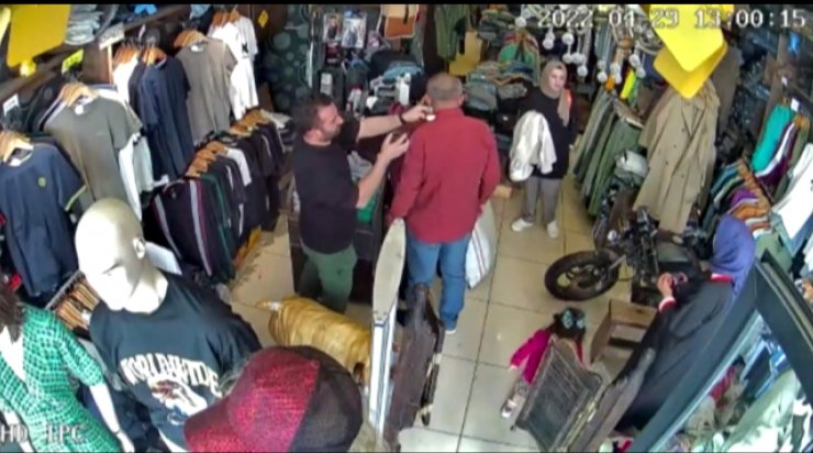 Beğendiği gömleği üzerine giyip, ödeme yapmadan çıkıp gitti