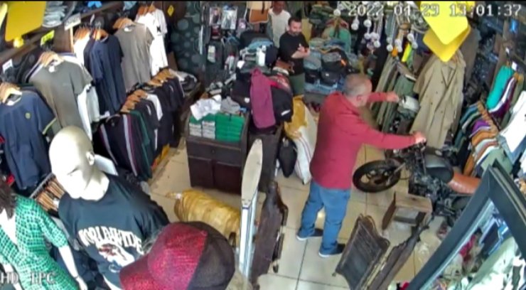 Beğendiği gömleği üzerine giyip, ödeme yapmadan çıkıp gitti