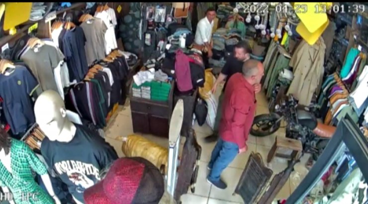 Beğendiği gömleği üzerine giyip, ödeme yapmadan çıkıp gitti