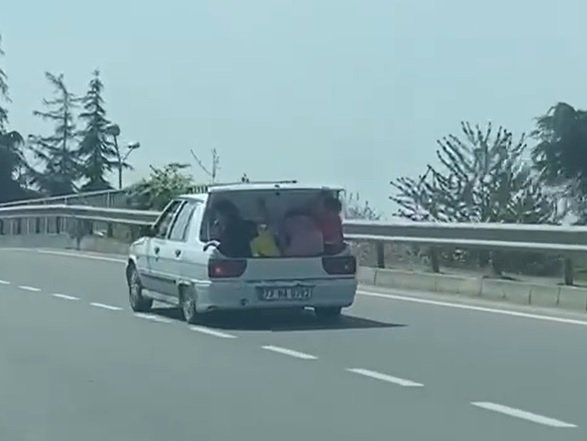 Çocukların bagajda tehlikeli yolculuğu kamerada