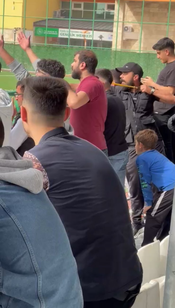 Elazığ'daki futbol maçında sahaya sapanla taş atan taraftar kamerada