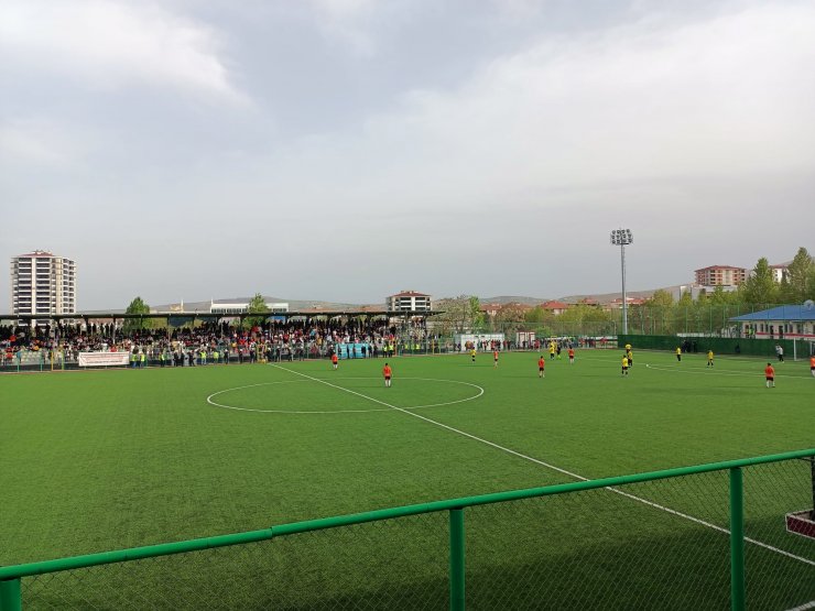 Elazığ'daki futbol maçında sahaya sapanla taş atan taraftar kamerada