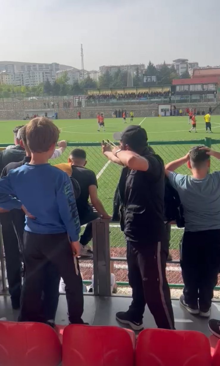 Elazığ'daki futbol maçında sahaya sapanla taş atan taraftar kamerada
