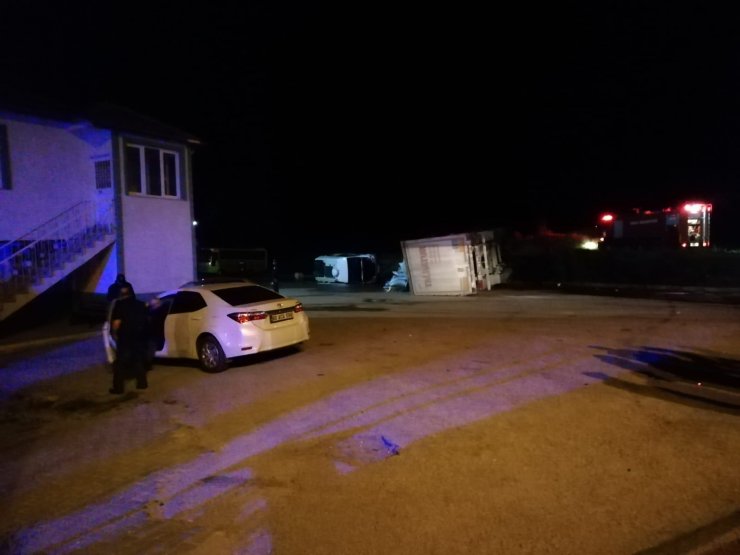 Freni boşalan TIR'ın 4 araca çarpması kamerada  