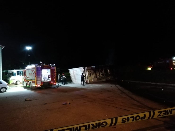 Freni boşalan TIR'ın 4 araca çarpması kamerada  