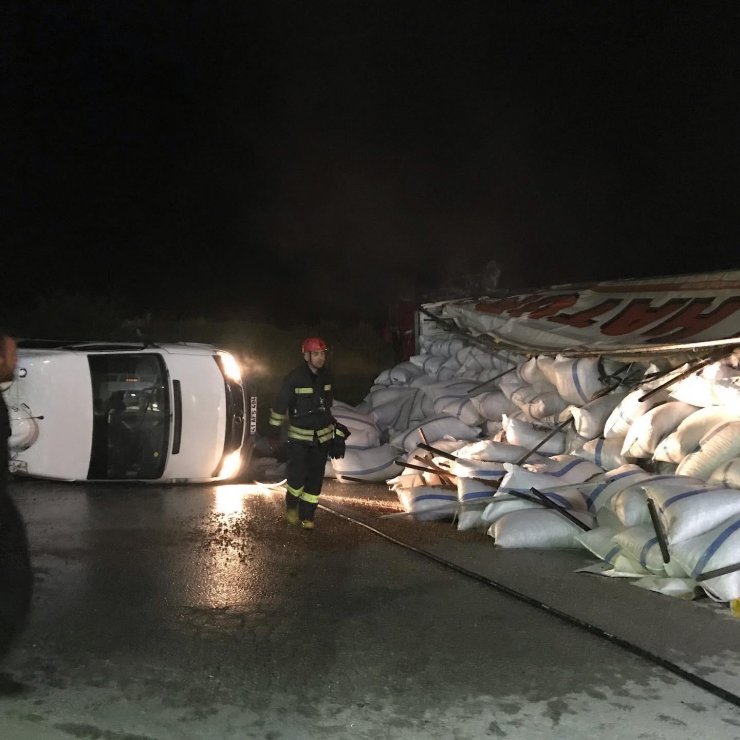 Freni boşalan TIR'ın 4 araca çarpması kamerada  