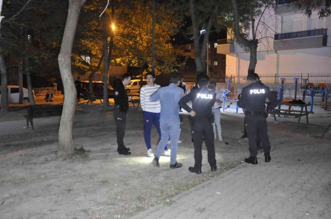 Gençlerin bıçaklı kavgasında 3 kişi yaralandı