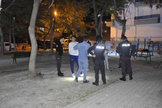 Gençlerin bıçaklı kavgasında 3 kişi yaralandı