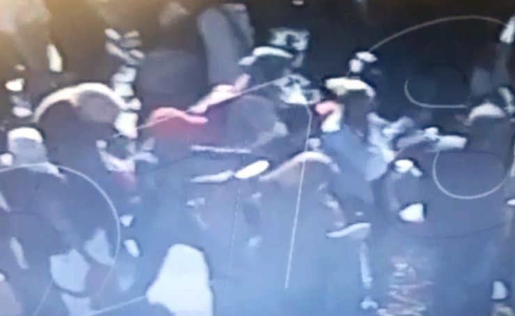 Husumetlisini arkasından yaklaşıp boynundan bıçakladı