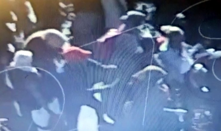 Husumetlisini arkasından yaklaşıp boynundan bıçakladı