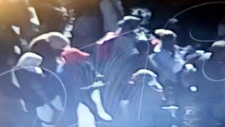 Husumetlisini arkasından yaklaşıp boynundan bıçakladı