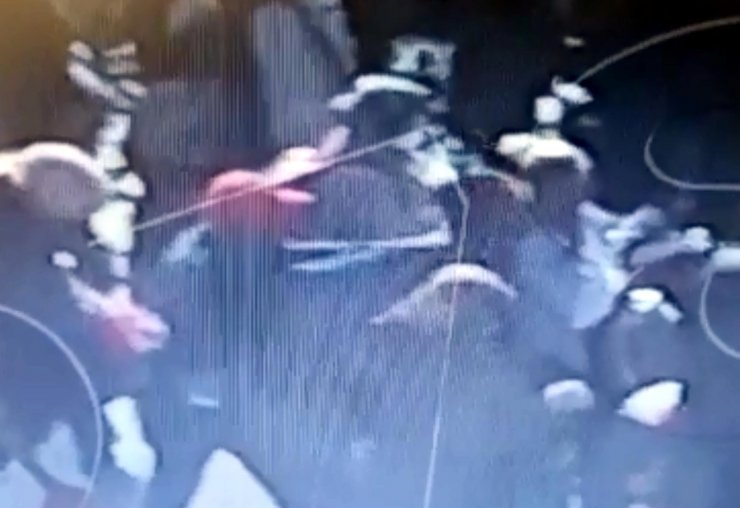 Husumetlisini arkasından yaklaşıp boynundan bıçakladı